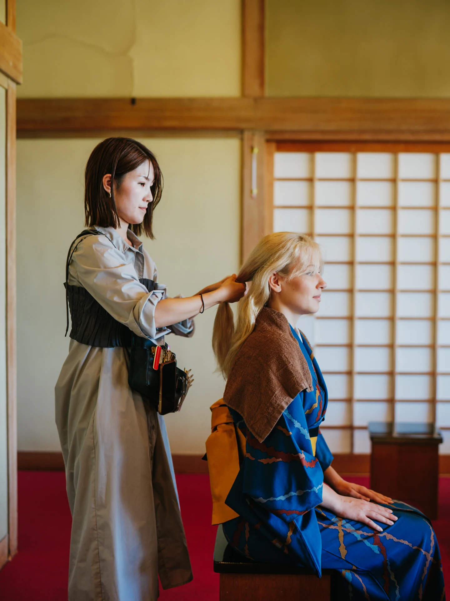 着物に合わせたヘアセットの様子