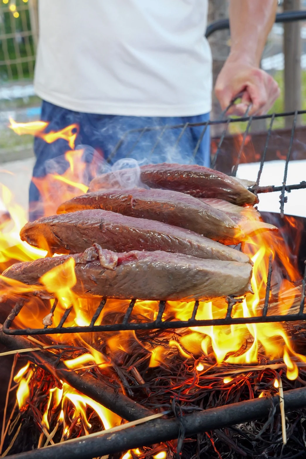 炎で焼き上げる鰹の藁焼き